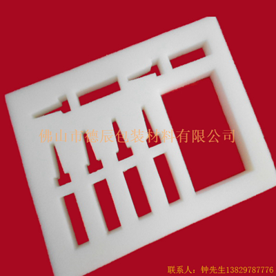 海綿內(nèi)托對(duì)各行各業(yè)產(chǎn)品起到絕緣、密封、防震、防塵、填充、隔音、固定，能夠保護(hù)包裝產(chǎn)品在運(yùn)輸過程中安然無恙，起到保護(hù)產(chǎn)品的一個(gè)作用，同時(shí)可以美化產(chǎn)品，提升產(chǎn)品檔次。
